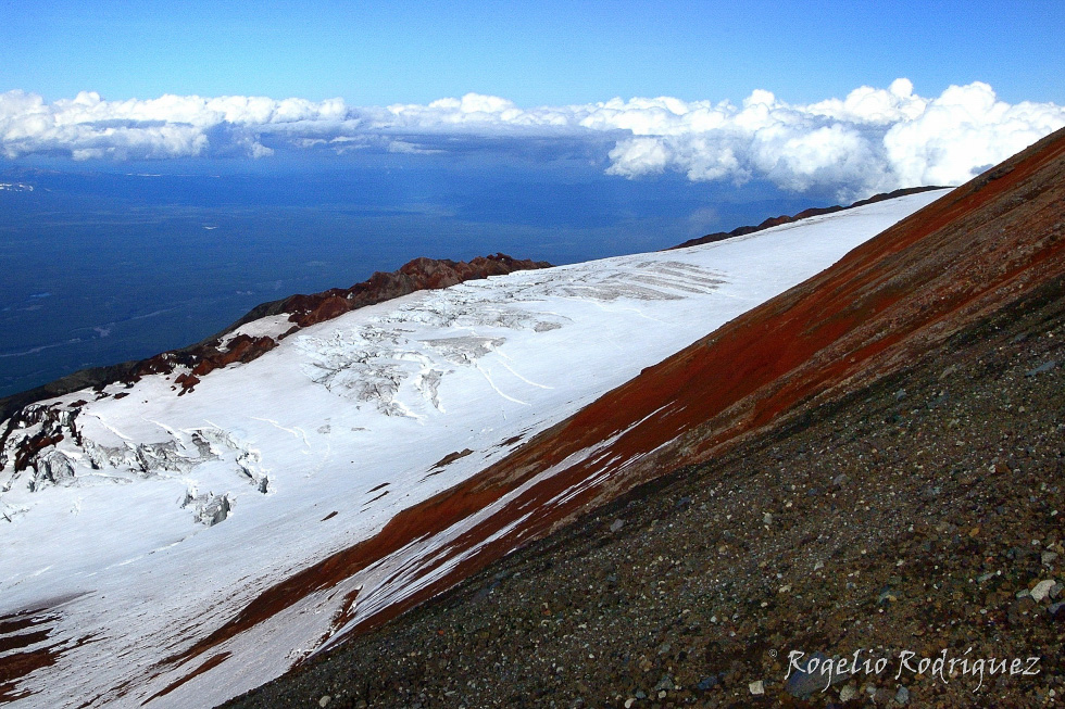 Uno de los volcanes activos en la Peninsula de Kamchatka. Lugar que les encanta visitar a los habitantes de Petropavlovsk. El volcán de enfrente es el Koriaksky